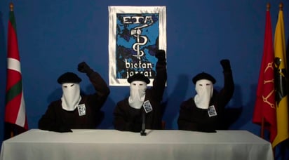 Final. Esta foto de archivo tomada de un video el 20 de octubre de 2011 muestra a dirigentes enmascarados de la ETA en conferencia de prensa en un lugar no revelado. El grupo separatista vasco anunció ayer que 'disolvió completamente todas sus estructuras' en una carta enviada a un diario y dirigida a las instituciones vascas y al grupo de la sociedad civil. (AP/ARCHIVO)