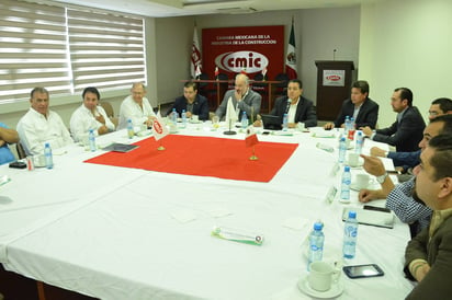 Junta. El tema de la seguridad y un catálogo de proveedores locales se plantearon ayer en la reunión del GEL con candidato. (FERNANDO COMPEÁN)