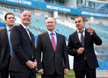 Junto al presidente de la FIFA, Gianni Infantino, el gobernante ruso recorrió las instalaciones de algunos estadios de su país.