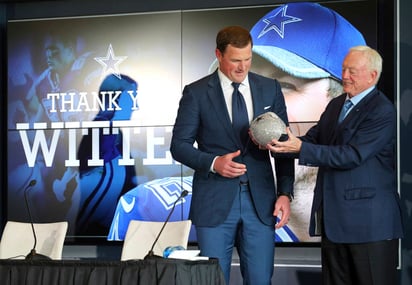 Jason Witten junto a Jerry Jones, dueño de los Vaqueros. (AP)