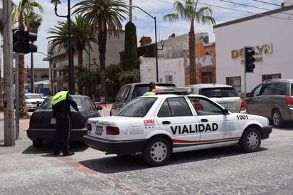 Sanciones. Aplican multas a quienes se estacionen sobre el Paseo Independencia. (EL SIGLO DE TORREÓN)