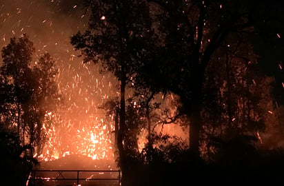 Funcionarios del condado de Hawai dijeron que se abrió una fisura de la cual brotaron vapor y lava en Leilani Estates, cerca de Pahoa, en la Isla Grande. (AP)