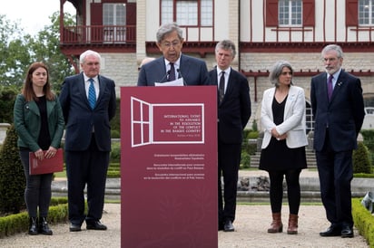 Invitado. Cuauhtemoc Cárdenas (Cen.) participó en el encuentro internacional sobre el fin de ETA celebrado en Francia.