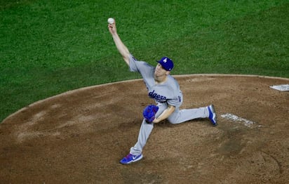 El novato Walker Buehler colgó los primeros seis ceros por Dodgers. (AP)