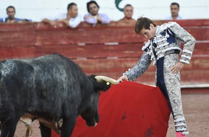 Para Arturo representa una gran motivación verse anunciado en el mismo cartel en donde se conjuntan los nombres de todas las figuras que lo han inspirado y motivado a abrazar la profesión de ser torero. (ESPECIAL)