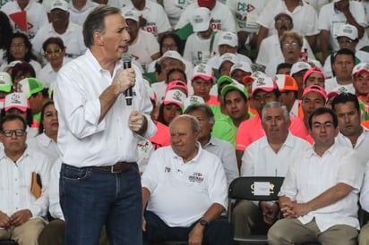 “Para eso, nos vamos a comprometer con los trabajadores petroleros para que ellos y sus familias estén cada vez mejor, como México está mejor con su esfuerzo”, expresó durante un evento realizado en Poza Rica, Veracruz. (EL UNIVERSAL)