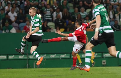 Con la paridad, Sporting y Benfica llegaron a 78 puntos, por 82 del Porto y a falta de un partido por disputar para los dos primeros clubes, ya nadie da alcance a los blanquiazules nuevos campeones del futbol luso. (TWITTER)