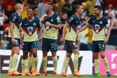 Los jugadores del América celebran el primer tanto en la victoria de las Águilas 2-1 sobre los Pumas. (Jam Media)