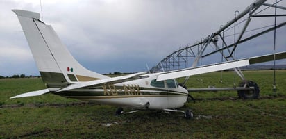 El piloto y una mujer que lo acompañaba resultaron lesionados.