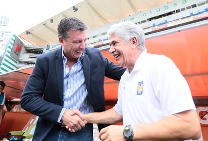 Robert Dante Siboldi y el ‘Tuca’ Ferretti se saludan antes de comenzar el encuentro. (EFE)
