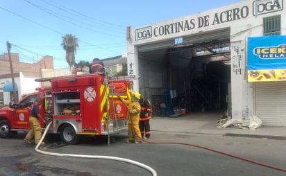 Presuntamente, el fuego inició cuando uno de los empleados se encontraba soldando en una de áreas del local y una chispa alcanzó un recipiente que contenía un solvente. (EL SIGLO DE TORREÓN)