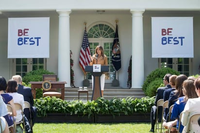 La campaña, con el nombre 'Be Best' (Sé mejor), sirve a Melania para reclamar el papel que tradicionalmente han ocupado las primeras damas mediante la promoción de un cambio social específico. (EFE)