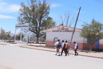 Suspensión. Los niños permanecen algunas tres horas en la escuela, ya que por no tener agua los dejan ir a su casa. (EL SIGLO DE TORREÓN/MARY VÁZQUEZ)