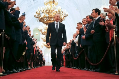 Con elegancia digna de una ceremonia imperial,Vladímir Putin tomó ayer posesión de su cuarto mandato como presidente de Rusia tras 18 años en el poder que no han mermado su popularidad en el país y en plena tensión con EU. Prometió convertir, para 2024, a su país en una de las cinco primeras economías del mundo. (AP)