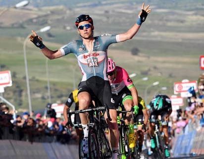 Tim Wellens celebra tras cruzar la meta en el primer lugar. Lo hizo en 5 horas, 17 minutos y 34 segundos. (EFE)