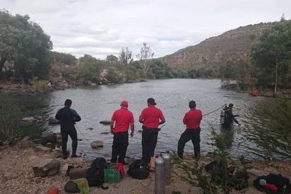 Búsqueda. Buzos Castañeda buscan cuerpos de menores y joven que se ahogaron en la presa El Tigre. 