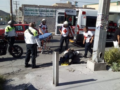 Otros elementos de la corporación fueron los primeros en acudir al lugar para brindar apoyo a su compañero. (EL SIGLO DE TORREÓN)