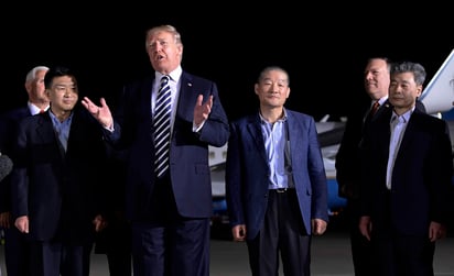 Trump recibió hoy de madrugada a los tres estadounidenses a su llegada a la base aérea Andrews, a las afueras de Washington. (AP)