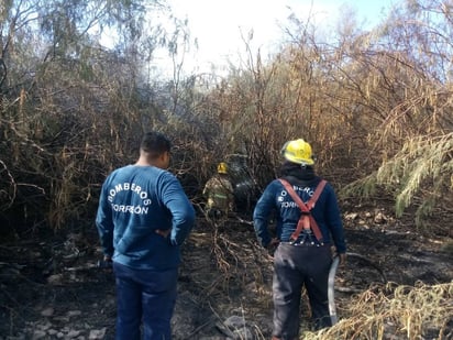 Provocados. Los vecinos y Bomberos presumen que los incendios fueron provocados por alguna persona. (EL SIGLO DE TORREÓN)