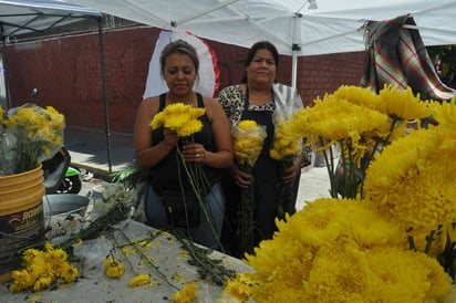 Flores. Aunque la venta fue buena, los comerciantes aseguran que la mejor es la que se registra cada 2 de noviembre. (GUADALUPE MIRANDA)