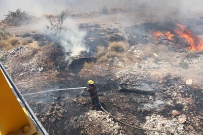 Incendio. El personal del departamento de Bomberos y Protección Civil acudió al lugar para sofocar el incendio. (EL SIGLO DE TORREÓN)