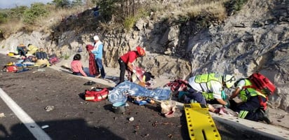 Elementos de Protección Civil acudieron a dar auxilio a los afectados que quedaron tendidos en el asfalto. (EL SIGLO DE TORREÓN)