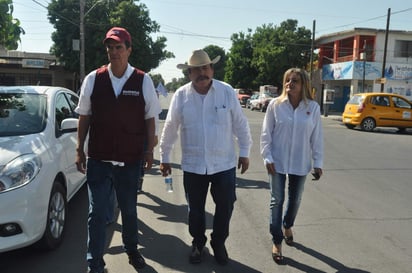 En su recorrido en la colonia Vicente Guerrero de esta ciudad, el aspirante al Senado fue acompañado por otros de los candidatos a ocupar un puesto público.