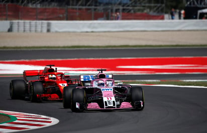 Sergio Pérez (adelante) y Sebastian Vettel, durante las prácticas del Gran Premio de España. (AP)