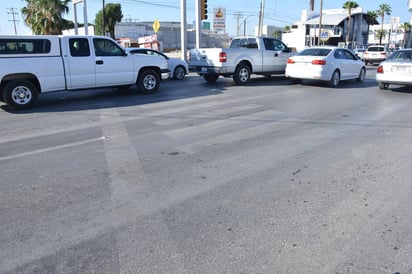 Repintado. Algunas vialidades donde se colocó pintura blanca en guiones de carriles y pasos peatonales, ya no se ve. (FERNANDO COMPEÁN)