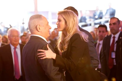 Invitada. El primer ministro israelí, Benjamin Netanyahu (Izq.) le da la bienvenida a Ivanka Trump. (EFE)