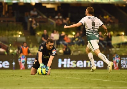 Julio Furch celebra la segunda anotación de los Guerreros, con la cual Jesús Isijara sentenció la serie.  (Fotografías de Jesús Galindo López)