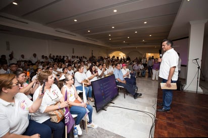 'Debe haber refinerías, cierto, pero que las construyan quienes quieran hacer negocio y no el gobierno', resaltó 'El Bronco' durante una gira por Tamaulipas. (NOTIMEX) 
