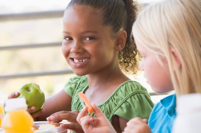 Cuando los adolescentes tienen reglas de alimentación orientadas a la salud desde sus primeros años de vida en el hogar, es factible que coman de manera saludable a futuro. (ARCHIVO)