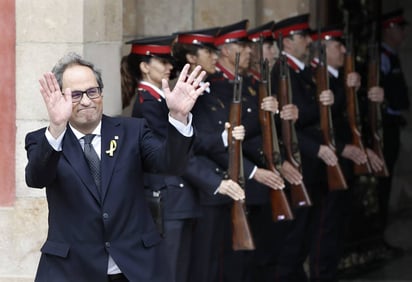 Cargo. El nuevo presidente de la Generalitat de Cataluña, Quim Torra, sale del Parlament. (EFE)