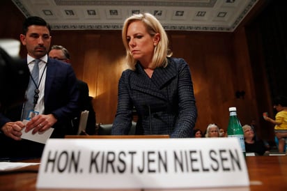 Una consecuencia de esa política es la separación de familias, pero no su propósito, según defendió hoy Nielsen. (AP)