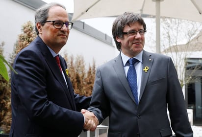 Unidos. El presidente electo catalán, Quim Torra, y su antecesor, Carles Puigdemont, escenificaron en Berlín su doble liderazgo, aunque sin revelar ninguna clave del próximo gobierno regional. (EFE)