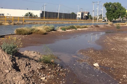 Labores. Cuerpos de rescate se movilizaron para evitar que el agua siguiera escapando y afectara el sector mencionado. (EL SIGLO DE TORREÓN)