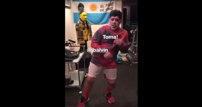  Diego Maradona ha sorprendido a sus seguidores mostrando sus pasos de baile al ritmo de reguetón.  (ESPECIAL)