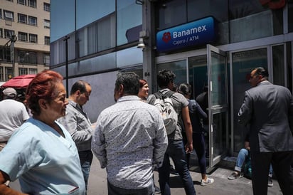 'Se encuentran en proceso de análisis, lo que permitirá reconstruir los hechos ocurridos en días pasados y poder identificar a los responsables de estas conductas que han afectado al sistema financiero mexicano', destacó. (EL UNIVERSAL)