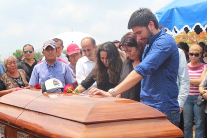 Dolor. En el panteón privado Recinto Memorial, amigos y familiares, así como compañeros del gremio periodístico, políticos y empresarios despidieron a Juan Carlos Huerta, periodista tabasqueño de radio y televisión que fue asesinado cerca de su domicilio, ubicado a las afueras de Villahermosa. (EL UNIVERSAL)