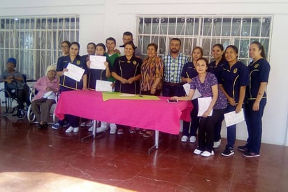 Convenio. Alumnos de enfermería apoyan en el asilo.  (EL SIGLO DE TORREÓN)