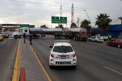 Caos. Los contenedores con leche terminaron obstruyendo el paso de los vehículos por espacio de dos horas.