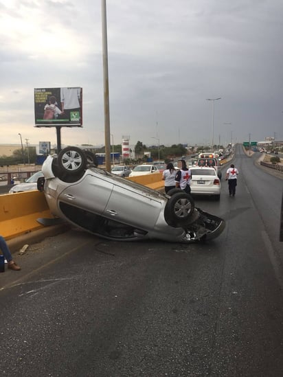 Aparatoso. La unidad terminó sobre su toldo en medio del puente de la colonia Valle Verde de Torreón. (EL SIGLO DE TORREÓN) 