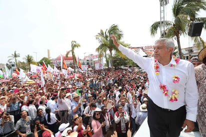 En un mitin en esta localidad de la Costa Chica de Guerrero, el tabasqueño se comprometió a serenar a Guerrero a través del combate a la pobreza. (EL UNIVERSAL)