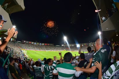 Dos goles celebraron los asistentes ayer el estadio Corona, en el Territorio Santos Modelo. (Ernesto Ramírez)