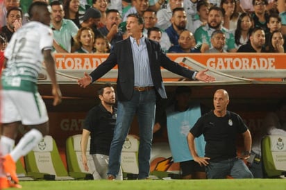 Robert Dante Siboldi da indicaciones desde su área técnica durante el encuentro contra los Diablos Rojos del Toluca.  (Fotografía de Ramón Sotomayor)