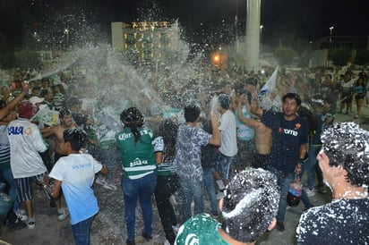 Algunos pseudo aficionados provocaron destrozos durante el festejo por la victoria santista. (EL SIGLO DE TORREÓN)