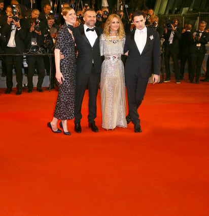 En competencia. Kate Moran (izq.), Yann González, Vanessa Paradis, Nicolas Maury asistieron al estreno de la cinta en Cannes.   