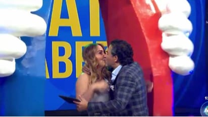 Amistad. Raúl Araiza sorprendió a Andrea Legarreta con un beso en la boca durante la transmisión del programa.