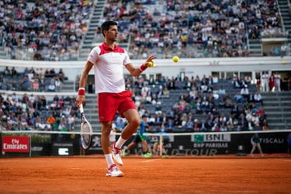 Novak Djokovic batalló para derrotar 2-6, 6-1, 6-3 al japonés Kei Nishikori. (AP)